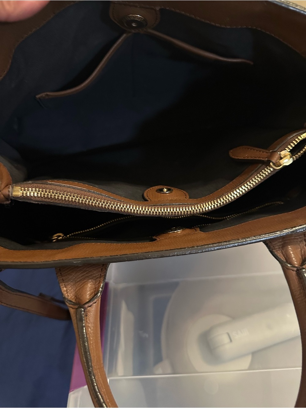 Burberry Medium Banner Tote Bag in Tan Grained Derby Leather - Picture 11 of 16
